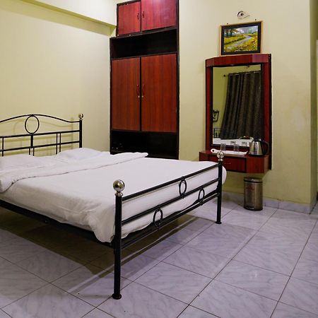 Hotel Girdhar Mahal Индор Екстериор снимка