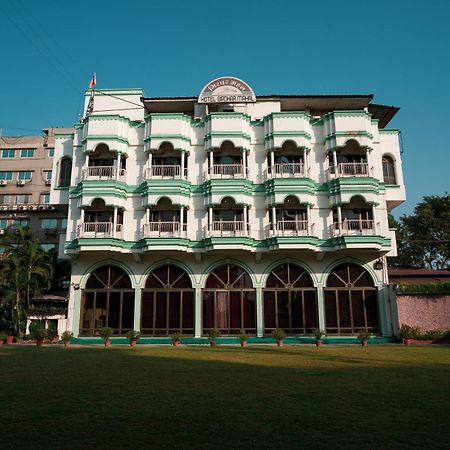 Hotel Girdhar Mahal Индор Екстериор снимка