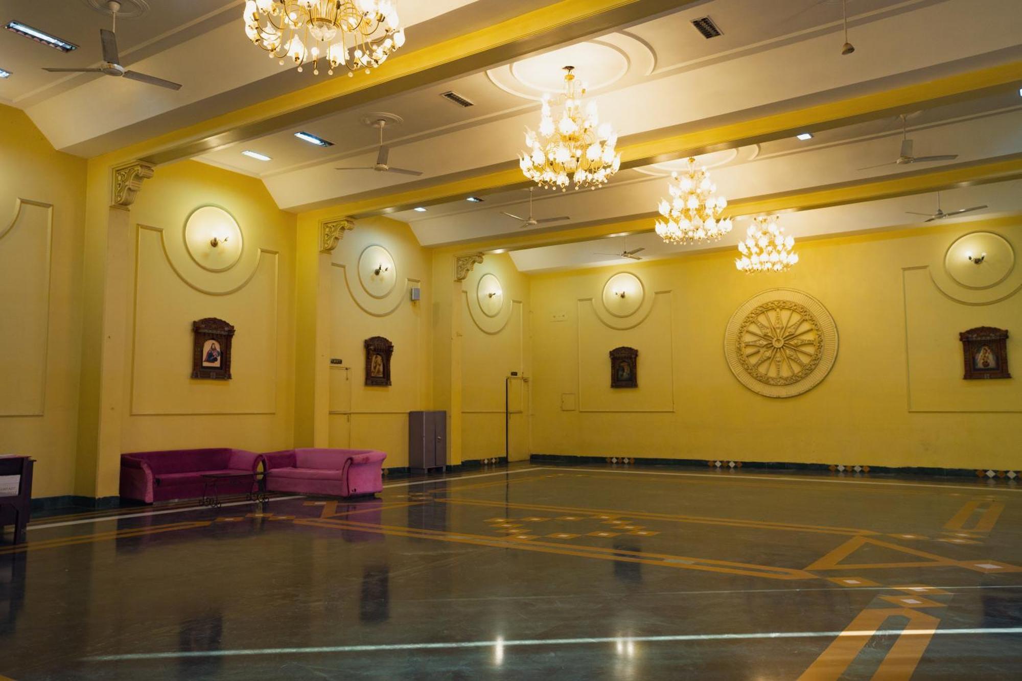 Hotel Girdhar Mahal Индор Екстериор снимка