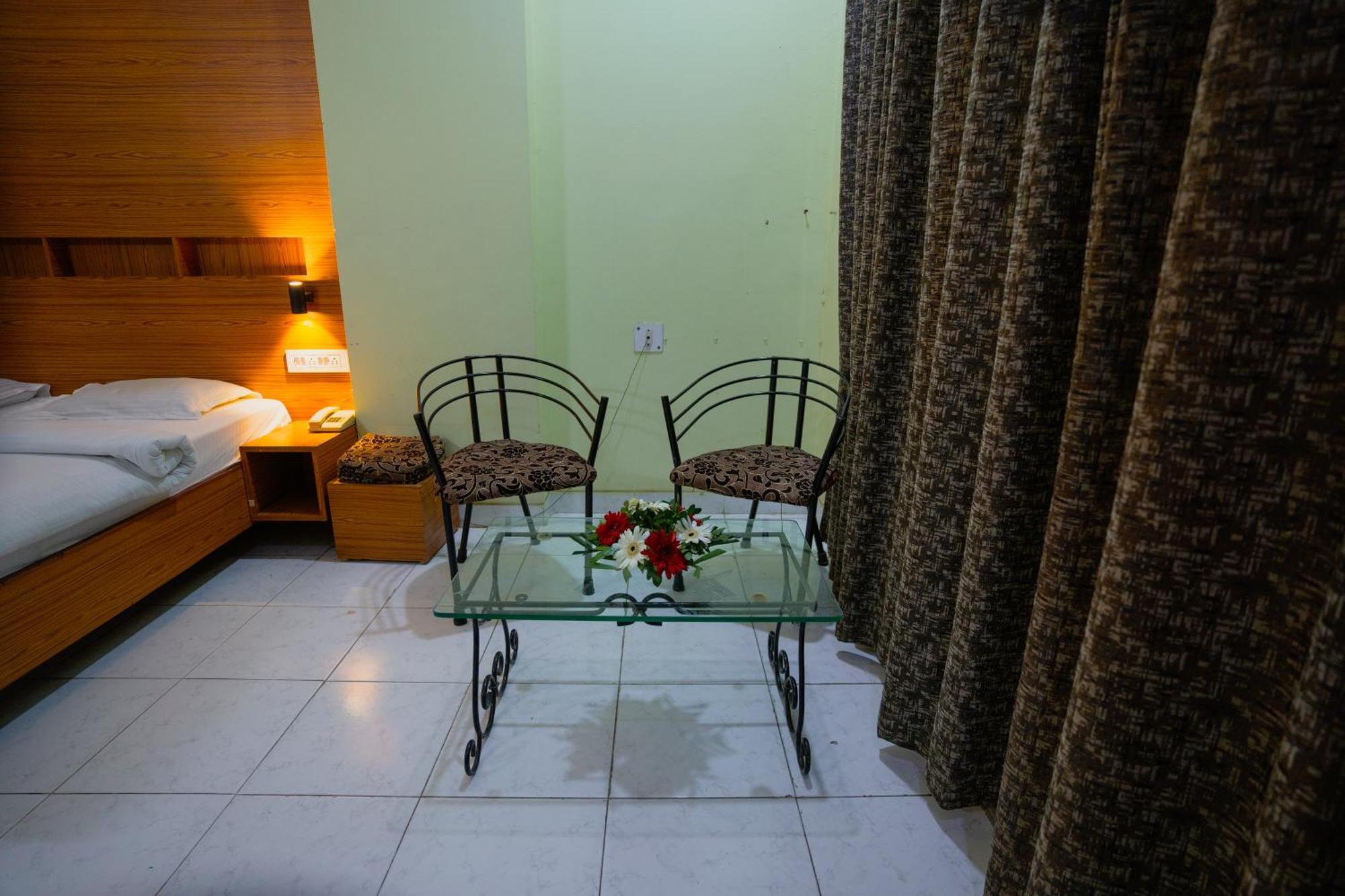 Hotel Girdhar Mahal Индор Екстериор снимка