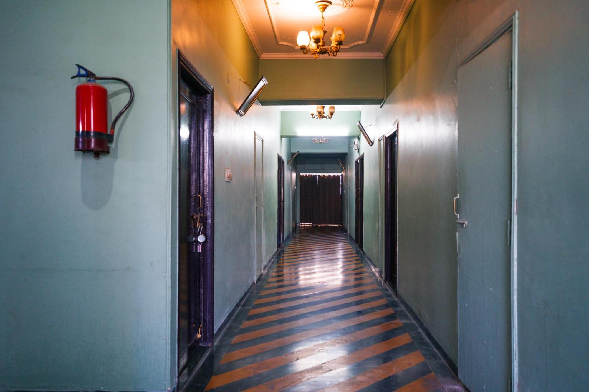 Hotel Girdhar Mahal Индор Екстериор снимка