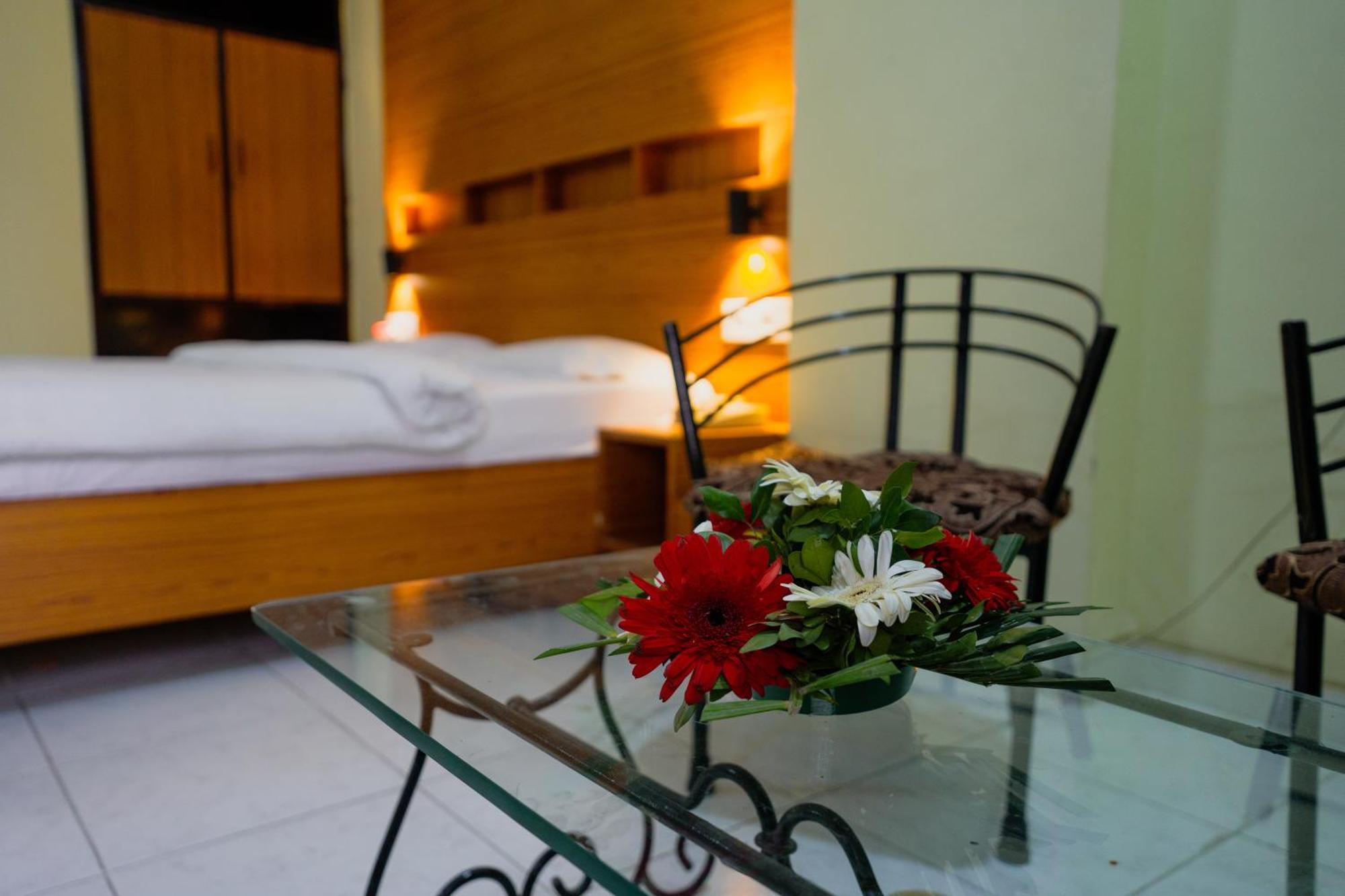 Hotel Girdhar Mahal Индор Екстериор снимка