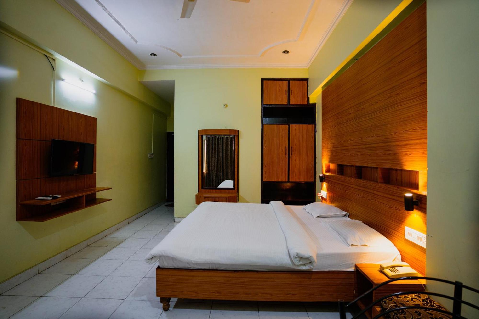 Hotel Girdhar Mahal Индор Екстериор снимка