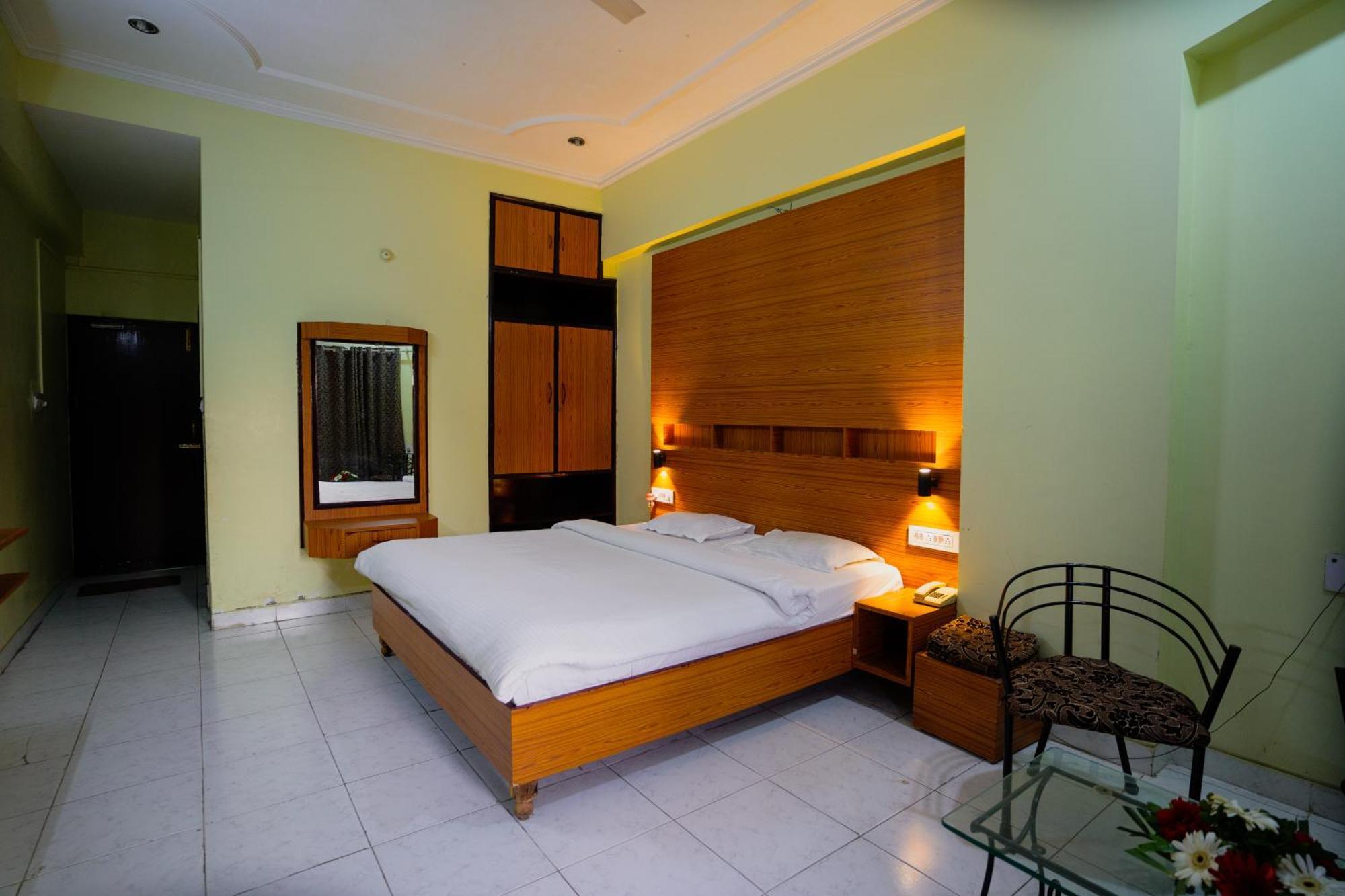 Hotel Girdhar Mahal Индор Екстериор снимка