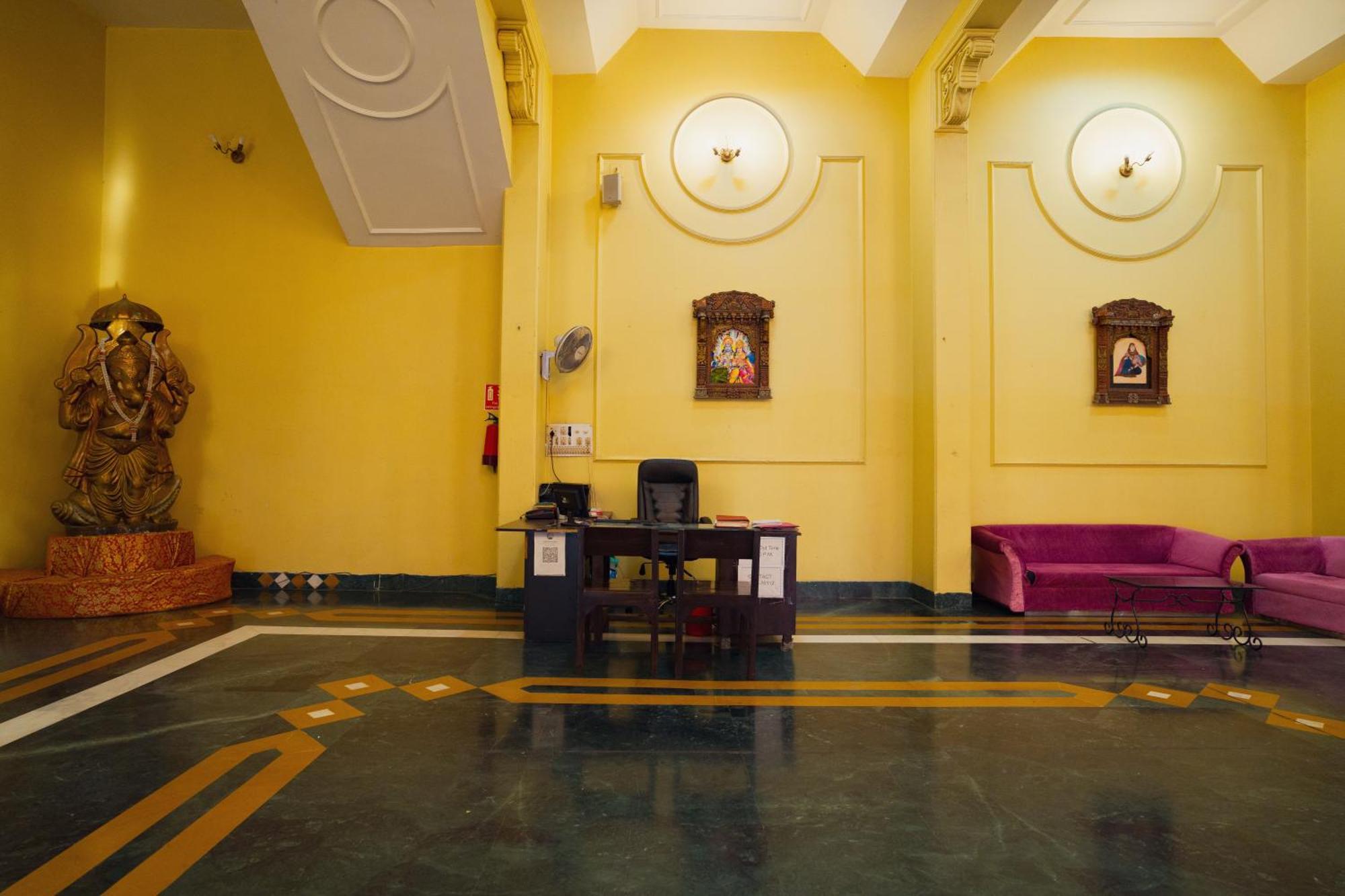 Hotel Girdhar Mahal Индор Екстериор снимка