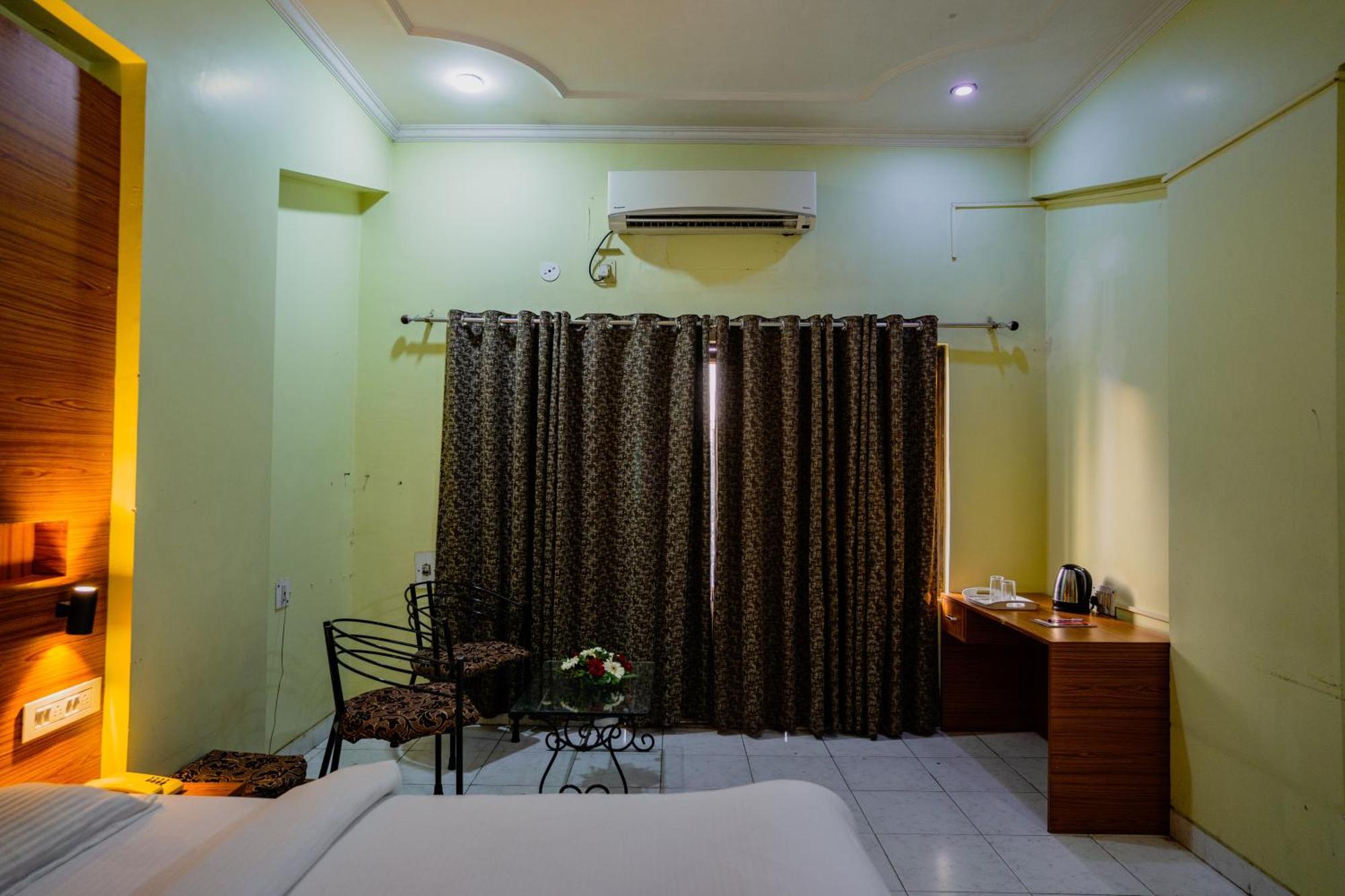 Hotel Girdhar Mahal Индор Екстериор снимка