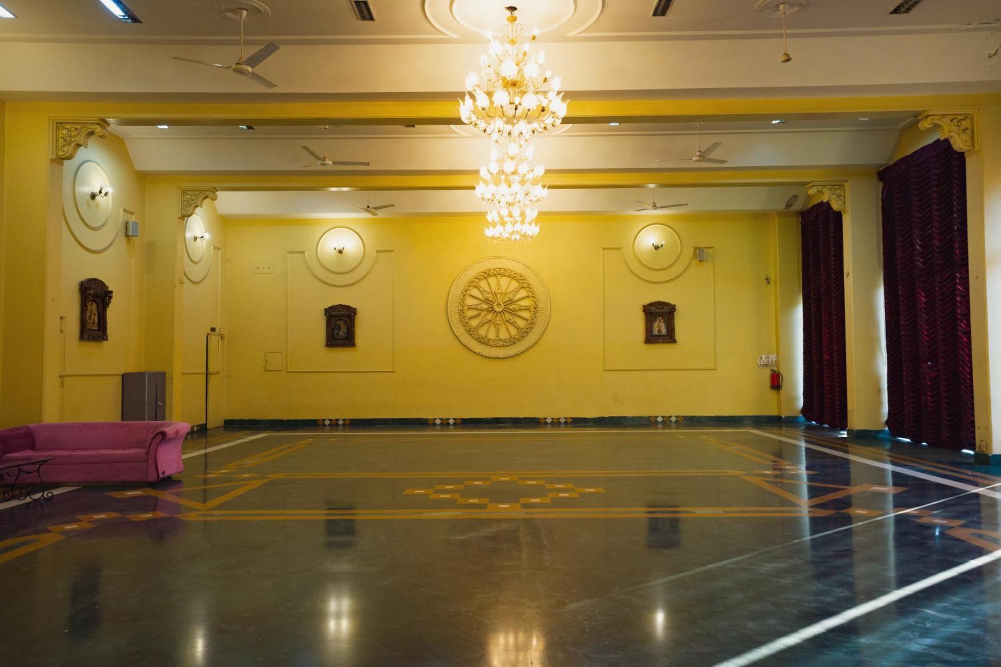 Hotel Girdhar Mahal Индор Екстериор снимка