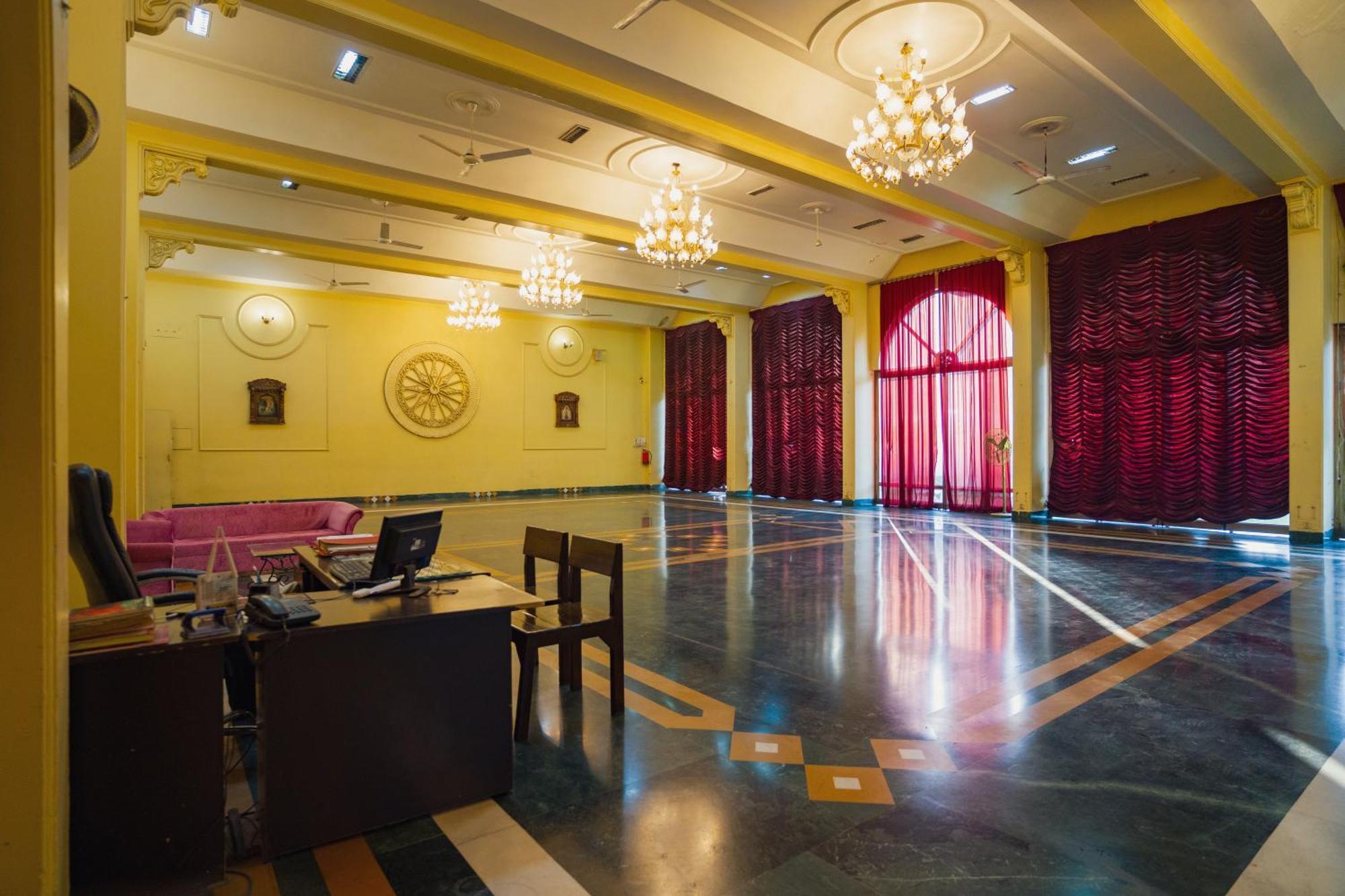 Hotel Girdhar Mahal Индор Екстериор снимка