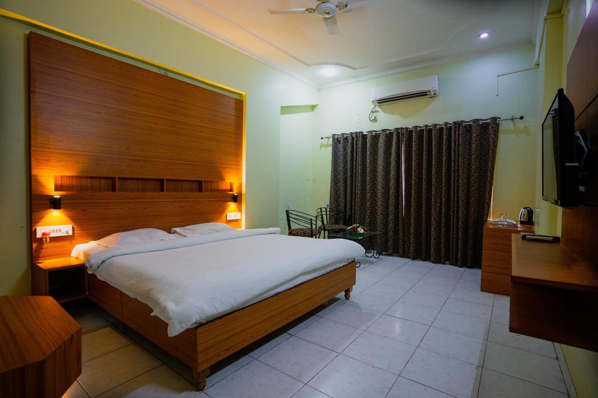 Hotel Girdhar Mahal Индор Екстериор снимка