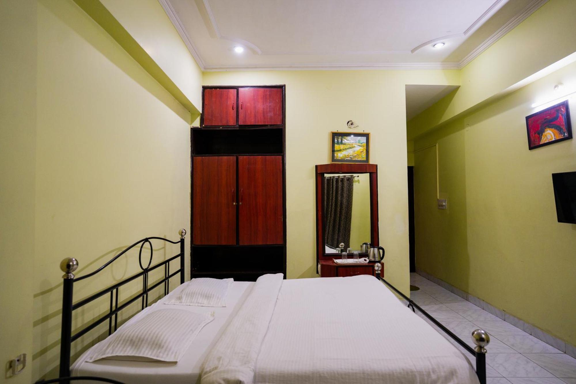 Hotel Girdhar Mahal Индор Екстериор снимка