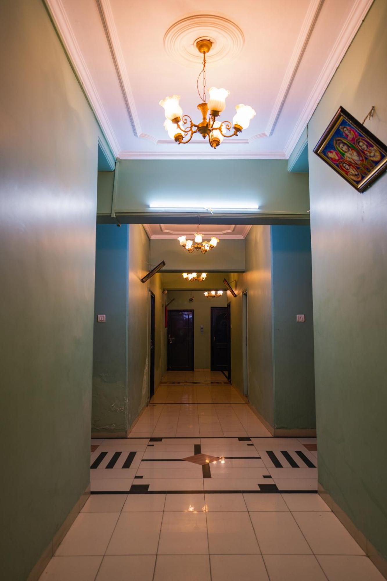 Hotel Girdhar Mahal Индор Екстериор снимка