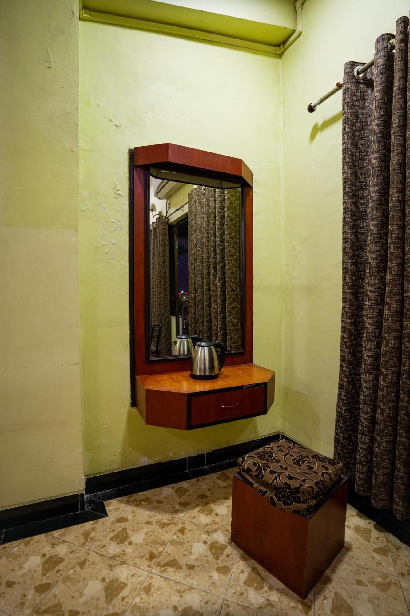 Hotel Girdhar Mahal Индор Екстериор снимка
