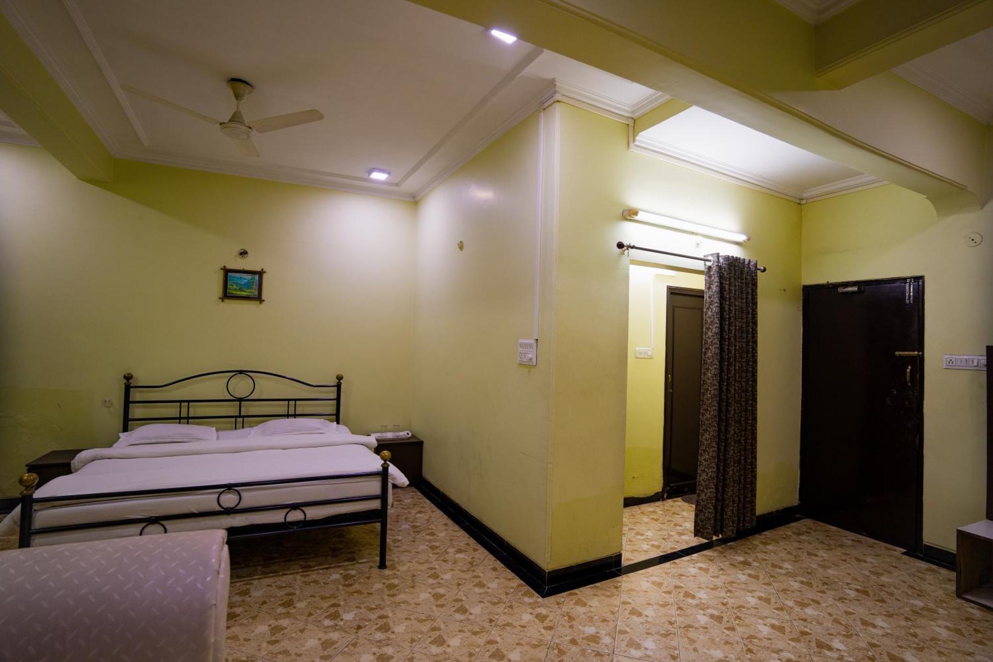 Hotel Girdhar Mahal Индор Екстериор снимка