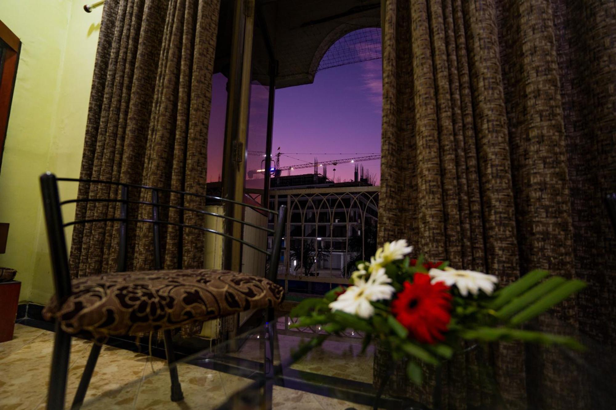 Hotel Girdhar Mahal Индор Екстериор снимка