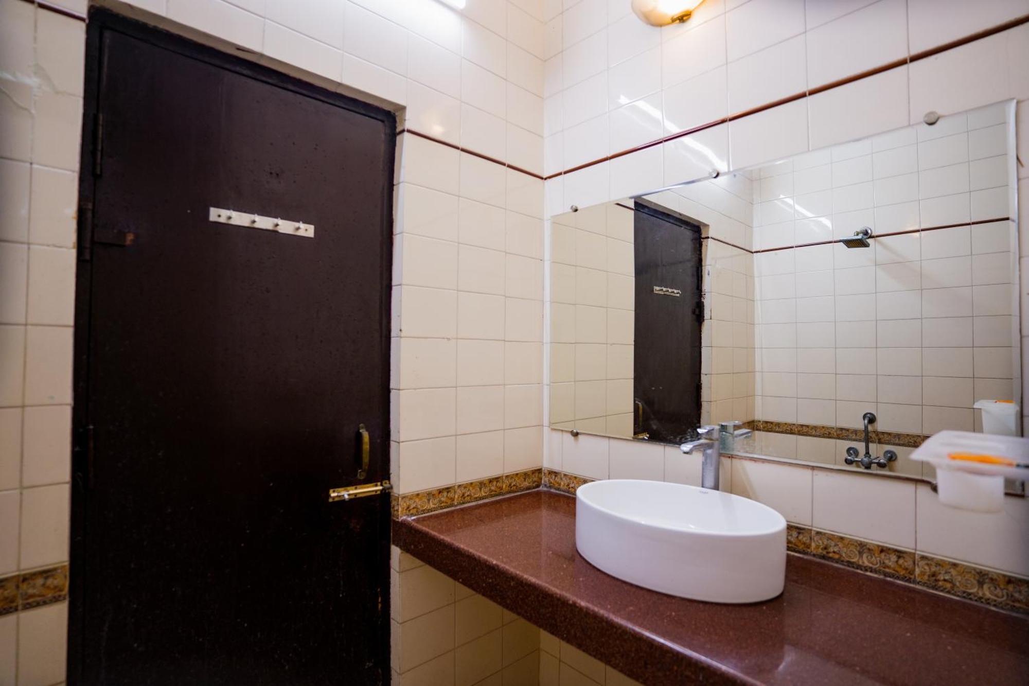 Hotel Girdhar Mahal Индор Екстериор снимка