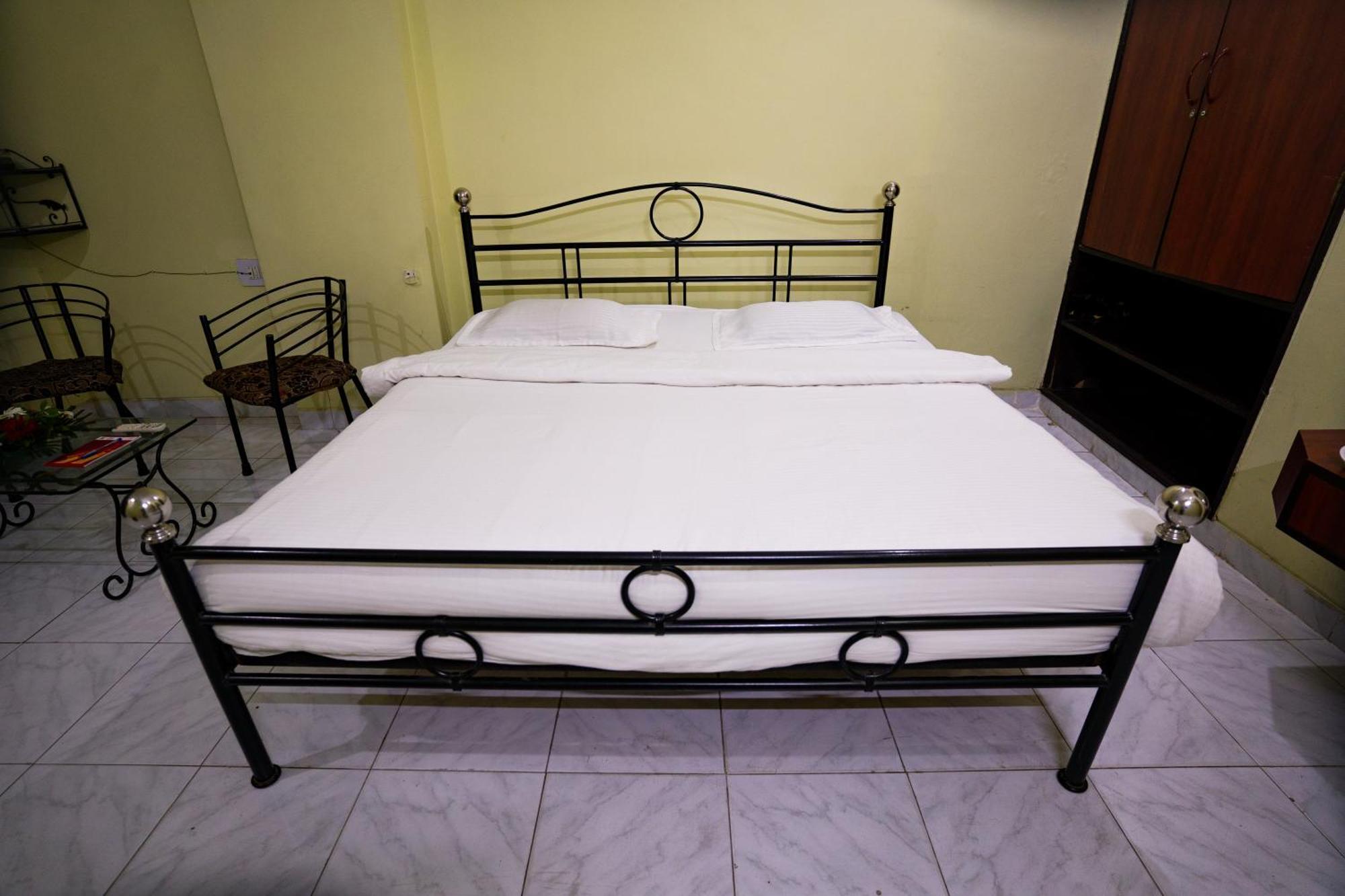 Hotel Girdhar Mahal Индор Екстериор снимка