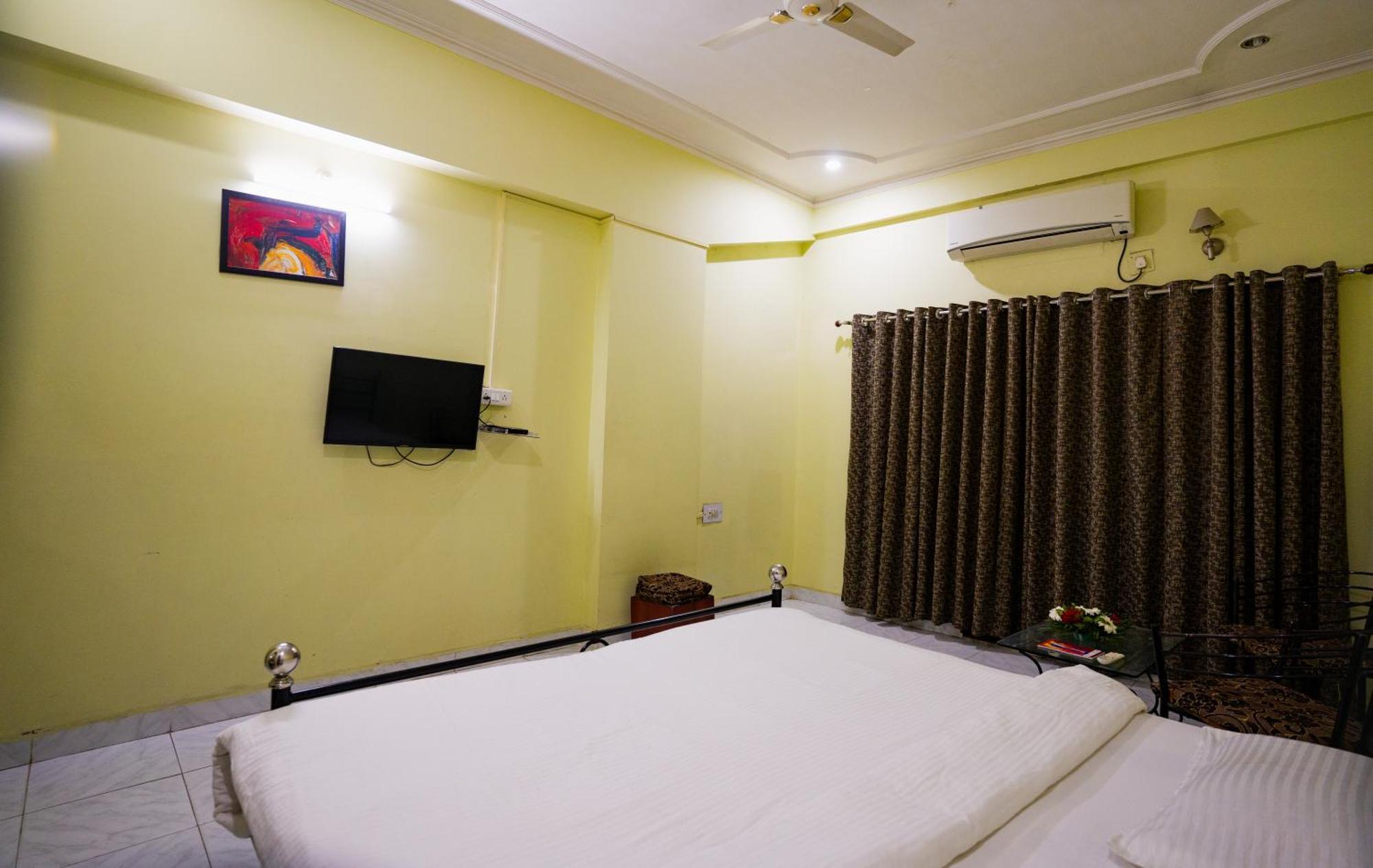 Hotel Girdhar Mahal Индор Екстериор снимка