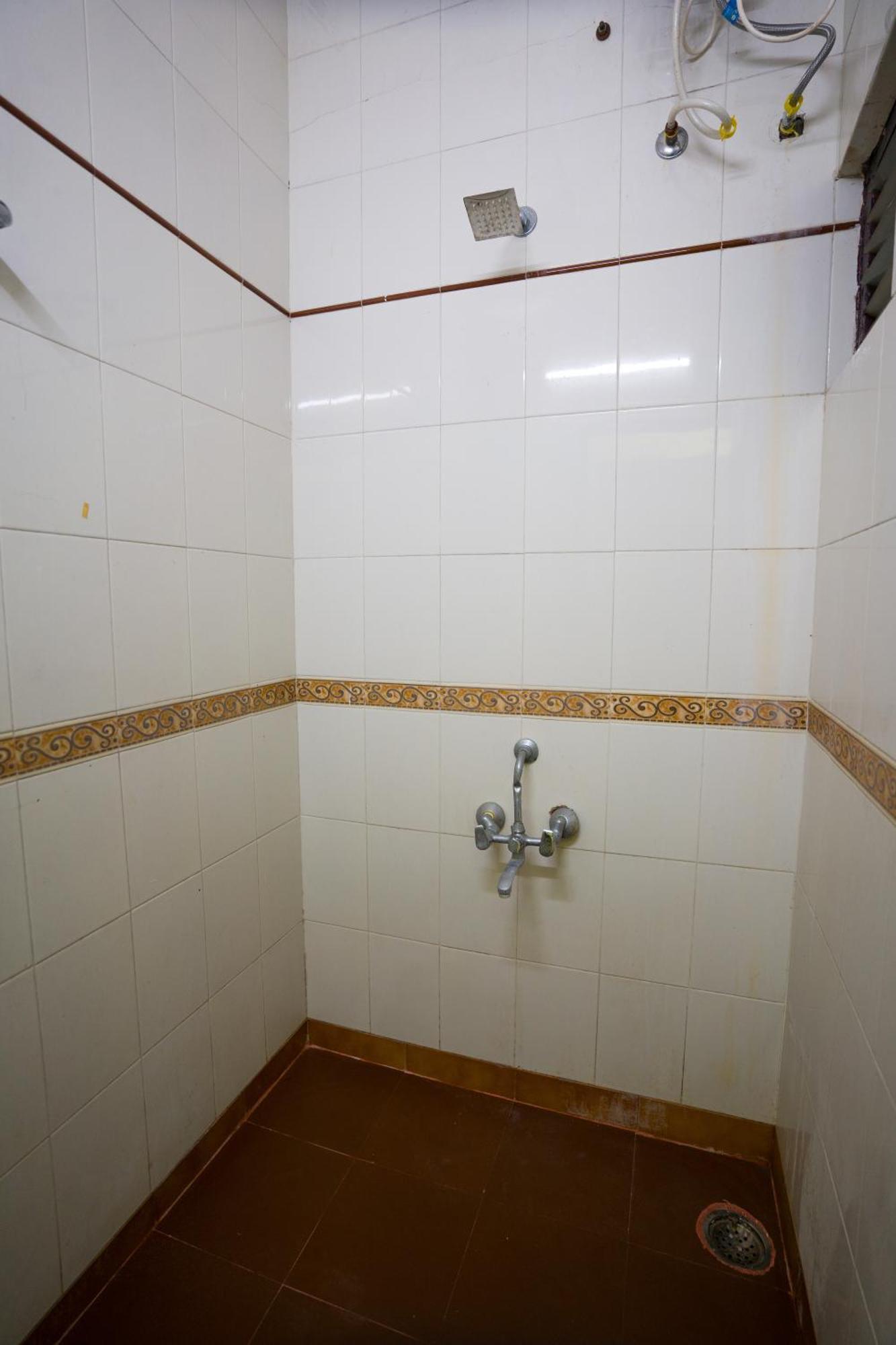 Hotel Girdhar Mahal Индор Екстериор снимка