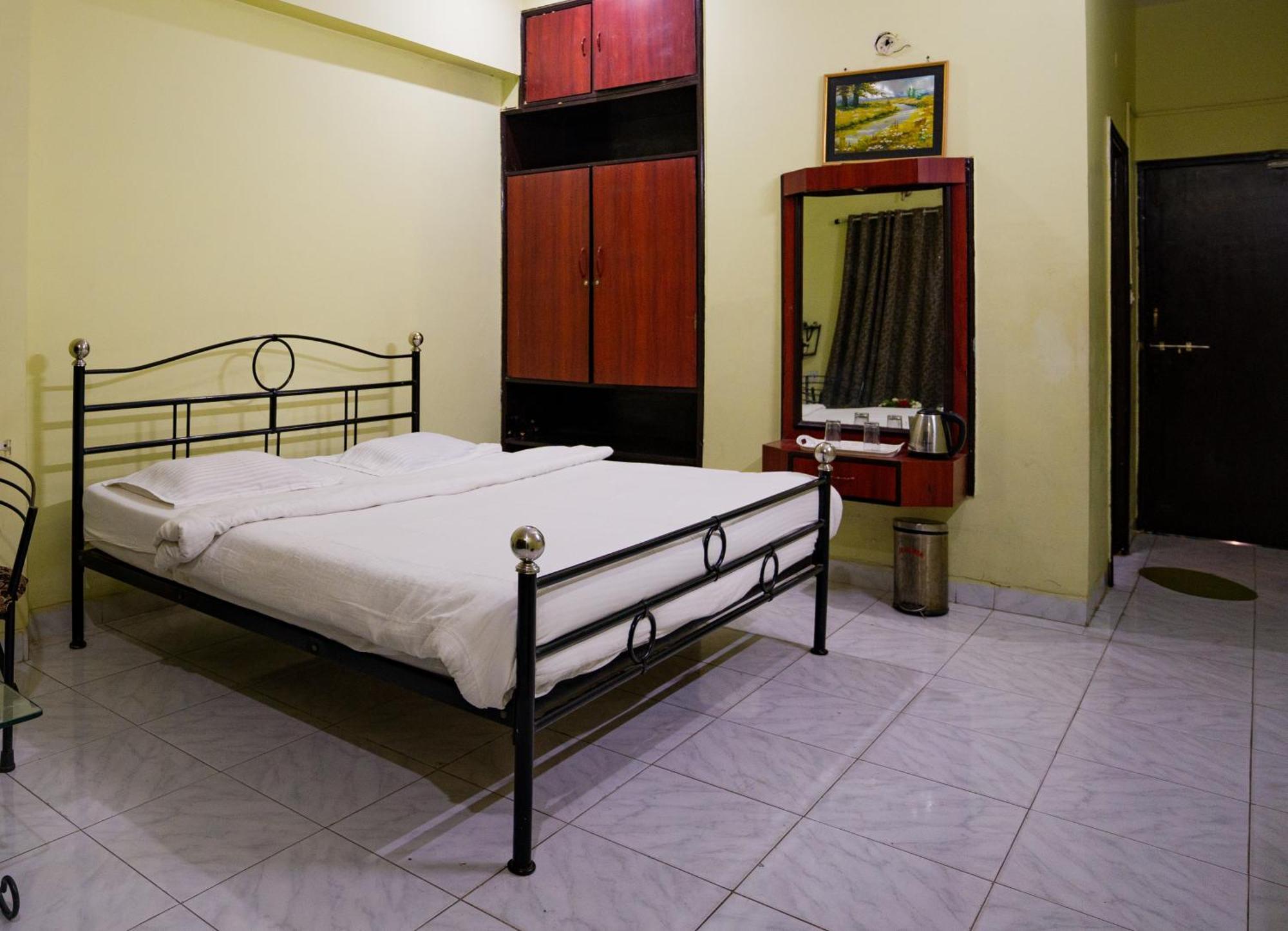Hotel Girdhar Mahal Индор Екстериор снимка