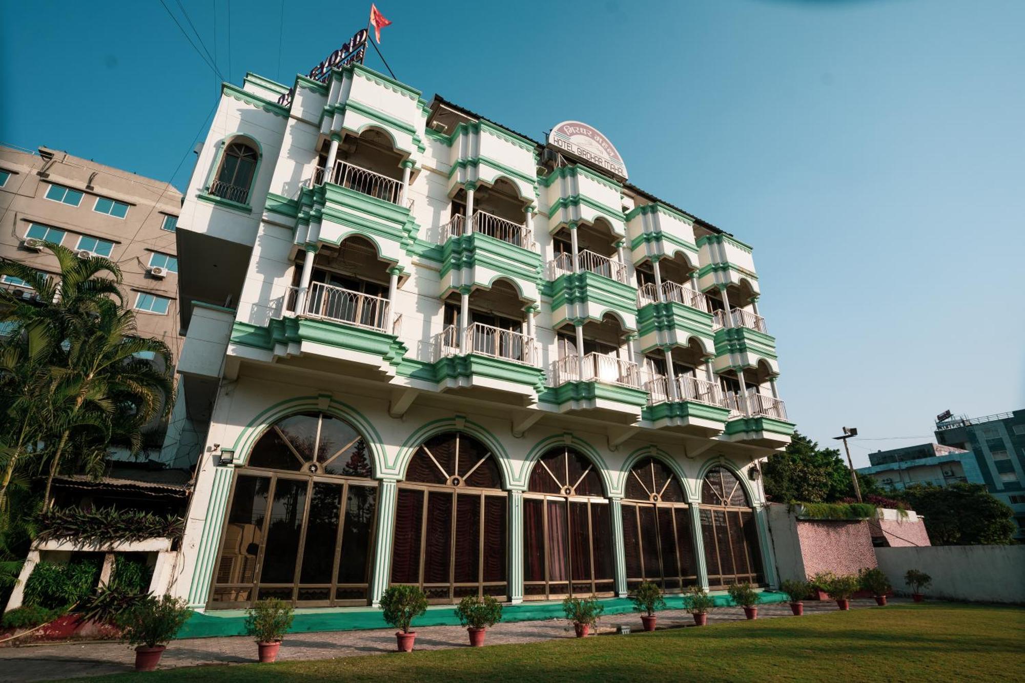 Hotel Girdhar Mahal Индор Екстериор снимка